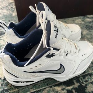 Nike air monarch